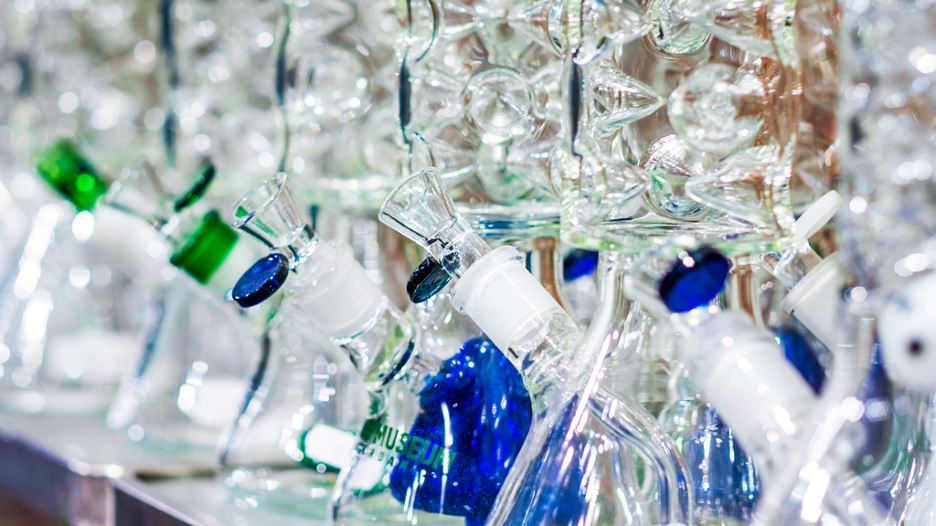 Don’t Be Gross: The Easy-Peasy Guide to Cleaning Your Glass and Vapes (And Why You Need To!)